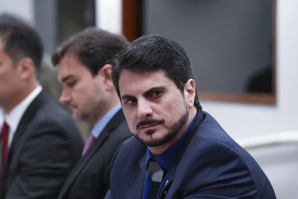 DIRETOR DIZ COMO FOI GRAVAR SÉRIE EM SENADOR CAMARA 