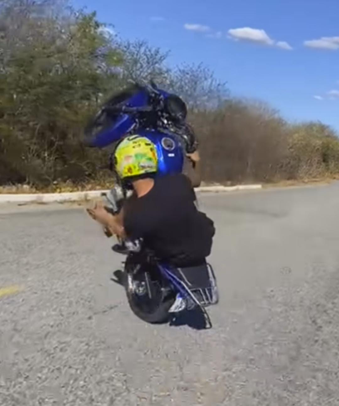 APRENDENDO A EMPINAR A MOTO NOVA 